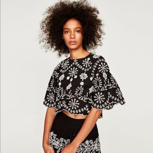 🌷NWT top with floral embroidery